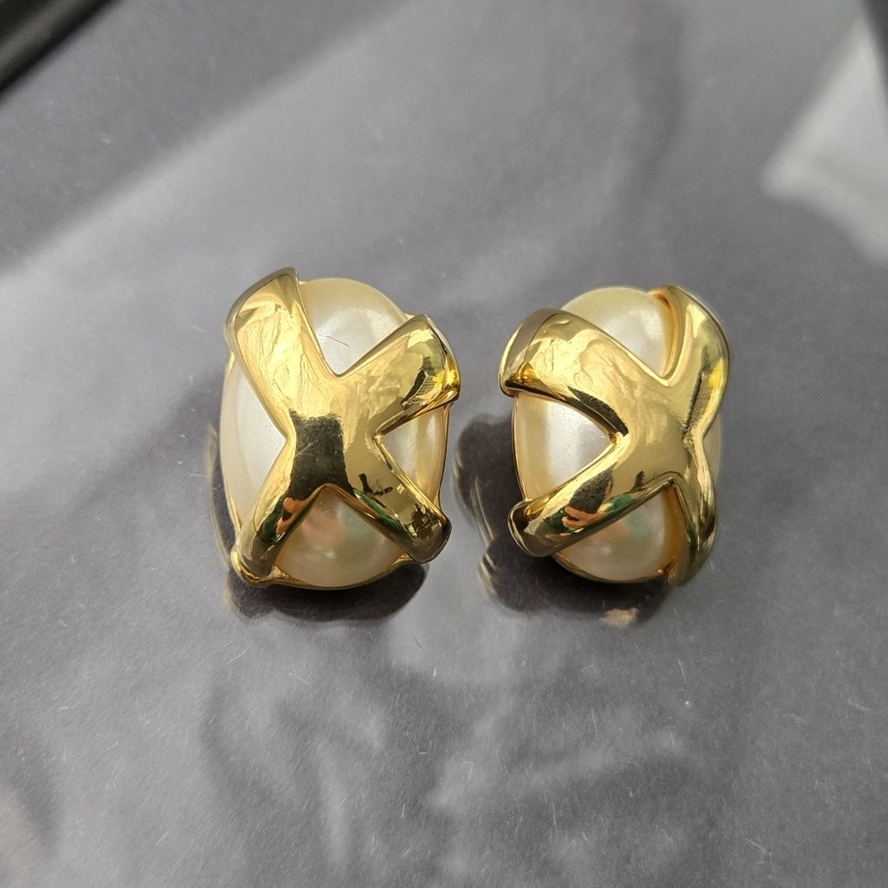 Kenneth Jay Lane KJL Elegant Gold Tone Faux Pearl Clip On Earrings